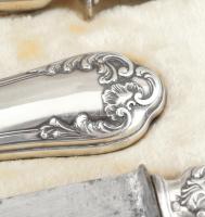 Ezüst (Ag) nyelű antik francia hús szervírozó készlet pulykacomb fogóval, jelzéssel, díszdobozban, h...