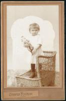 cca 1900-1910 Kislány portréfotója játékbabával, keményhátú fotó, szép állapotban, 16x10 cm