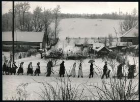 Korniss Péter (1937- ): Betlehemesek. Fotó, zselatinos ezüst nagyítás, jelzett a hátoldalon, 24x17 cm