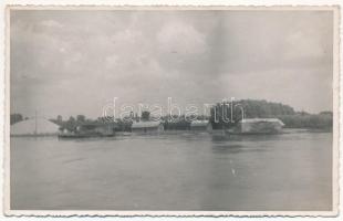 1943 Bős, Bes, Gabcíkovo; Dunai úszó hajómalom / floating ship mills on the Danube river. photo (fl)