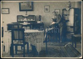 cca 1930 Polgári lakásbelső, fotó, sarkán sérülés, 16,5×23 cm
