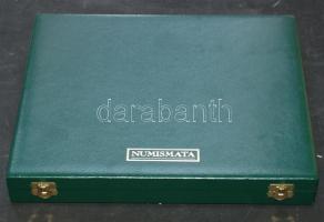 Éremtartó kazetta 28 férőhellye, 1db tálcával, 54x54mm + 45x45mm, nagyon jó állapotban