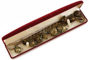 Pitykegomb készlet, kissé hiányos kövekkel, + felcsatolható réz és bársony ruhadísz 25 cm nem hozzávaló tartóval