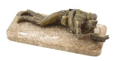 I. világháborús katona bronz szobra, nyitható tintatartó márvány alapon. Puska nélkül 28 cm