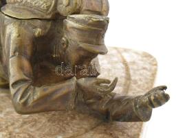 I. világháborús katona bronz szobra, nyitható tintatartó márvány alapon. Puska nélkül 28 cm