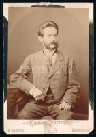 cca 1870-1880 Erdélyi úriember portréja, keményhátú kabinetfotó Herter Samu brassói műterméből (S. Herter Kronstadt / Brasov), szélén kis felületi sérülésekkel, alsó sarkai vágottak, 16x11 cm
