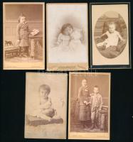 cca 1870-1900 Gyerekportrék, 10 db vizitkártya magyar (felvidéki, budapesti, stb.) műtermekből, vegyes állapotban, 10,5x6,5 cm körül