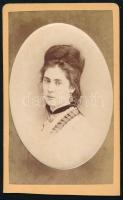 cca 1860-1880 Fiatal hölgy portréja, keményhátú, domborított porcelán hatású fotó Veress Ferenc (1832-1916) kolozsvári műterméből, vizitkártya, alján vágott, 10x6 cm
