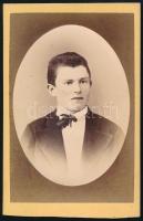 cca 1860-1880 Fiatal úr portréja, keményhátú, domborított porcelán hatású fotó Veress Ferenc (1832-1916) kolozsvári műterméből, vizitkártya, alján vágott, 10x6 cm