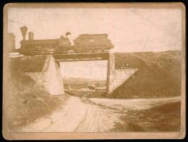 cca 1900-1910 Vasúti felüljárón áthaladó lokomotív menet közben, keményhátú fotó, 11,5x8,5 cm