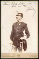 1901 Bécs, kitüntetett magyar katonatiszt (tüzér) dedikált portréja, keményhátú kabinetfotó A. Huber műterméből, felületén törésnyommal, 16,5x10,5 cm