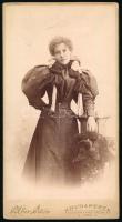 cca 1900 Török Irma (1875-1945) színésznő portréfotója, keményhátú fotó Uher Ödön budapesti műterméből, 20x11 cm