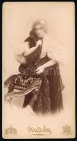cca 1900 Márkus Emília (1860-1949) színésznő, a Nemzeti Színház örökös és tiszteletbeli tagjának portréfotója, keményhátú fotó Strelisky budapesti műterméből, 20x11 cm