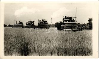 Magyar aratógépek munkában / Hungarian harvesters at work