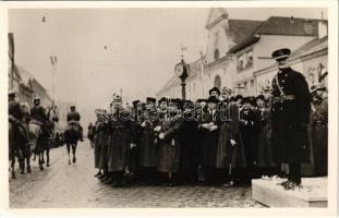 1938 Kassa, Kosice; bevonulás. Honvédeink díszmenete Magyarország Kormányzója előtt. Vitéz A. kiadása. Foto Ginzery S. / entry of the Hungarian troops, military parade, Regent Horthy (EK)