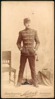 cca 1900 Dezső József (1867-1915) színész katonaruhás portréfotója, keményhátú fotó Mártonfy Gyula budapesti műterméből, a kartonon kis kopásnyomokkal, a fotó felületén kis folttal, 21x11,5 cm
