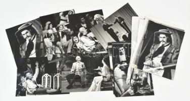 Mezey Béla operaelőadásokról (pl. Aida, Rigoletto stb.) készített fotói. Összesen 29 db, nagyrészt 18x13 cm.