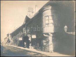 2 db fekete-fehér utcakép fotó. 23x29 cm.