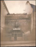 2 db fekete-fehér utcakép fotó. 23x29 cm