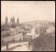 1915 Pécsi látkép a püspöki vártemplommal, fotó, szép állapotban, 15,5×16,5 cm