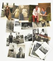 40 db jórészt fekete-fehér amatőr fotó csinos nőkről, vegyes méretben.