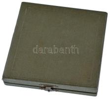 ~1960. "JT (Játékvezetői Testület)" részben festett fém emlékérem eredeti tokban (77mm) T:...