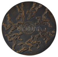 1971. "50 éves a Pécsi Bányász" kétoldalas bronz emlékérem eredeti tokban (88mm). A klubot 1921-ben alapították Pécsi Duna Gőzhajózási Társaság Villamostelepi AC néven. A klub egészen sikeres volt, hiszen 1921-től 1953-ig (egyetlen szezon kivételével) mindig a II. osztálynak megfelelő ligában játszott. Ezen idő alatt négy bajnoki címet, négy ezüstérmet és hat bronzérmet gyűjtött, neve pedig 1964-ban Pécsi Dinamó VAC-ra, 1947-ben Pécsi MESzHART Dinamóra, 1951-ben Pécsújhegyi Bányászra változott. A Pécsi Bányász nevet 1954-ben vette fel, mikor a pécsi szénbányák sportkörei saját játékosaikkal megerősítették a klubot, amely azonban, mikor a Pécsi Dózsa feljutott az NB I-be, szinte a teljes játékosállományát átadta a Dózsának. A Bányász így a megye I-ben (III. osztály) indulhatott, majd az 1957-es átszervezések után indulhatott az NB III-ba. Az 1963-as átszervezés után a klub az NB II-be került, ami továbbra is a III. osztályt jelentette, majd itt 1966-ban bronzérmet szerezve feljutott az NB I/B-be. 1972-ig szerepelt itt, mikor kiesett. A klub utolsó, 1972-1973-as szezonját az NB II-ben töltötte, majd 1973. február 15-én öt pécsi klub, az Ércbányász, az Építők, a Helyiipar a Pécsi Dózsa, és persze a Bányász csapataiból létrejött a Pécsi Munkás SC, amely ma Pécsi Mecsek FC (PMFC) néven ismert. T:XF