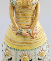 Kiss Roóz Ilona (1920-2010): Lány, Napraforgós szoknyával. Nagy méretű mázas kerámia, jelzett, hibát...