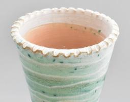 Kiss Roóz Ilona (1920-2010): Lány, magas süveggel. Nagy méretű mázas kerámia, jelzett, hibátlan m: 5...