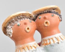 Kiss Roóz Ilona (1920-2010): Éneklő lányok dézsával. Mázas kerámia, jelzett, hibátlan m: 19 cm