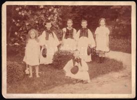 cca 1900 Gyerekek, köztük népviseletbe öltözöttek is, keményhátú fotó, a karton foltos, 13x18 cm