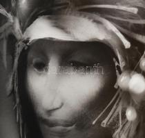 Hollóházi Szász Endre (1926-2003): Az okos lány. Olaj, hollóházi porcelán alapon. Jelzett. A művész ...