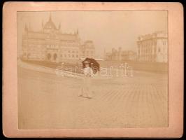 cca 1905 Budapest, Kossuth-tér fotója, előtérben a Parlamenttel, háttérben a kúria épületével, keményhátú fotó kartonon, 9x12 cm