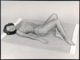 cca 1978 Pataki Ági fotómodell pályafutása elején, a Fabulon krém egyik reklámfotózásán, 8,5×12 cm