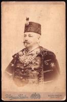 1900 Nadasdi Sárközy Aurél (1845-1916) Komárom vármegye és Komárom szabad királyi város főispánjának portréfotója, a hátoldalán saját-kezű dedikációjával, kemányhátú fotó Wittmann Nándor komáromi műterméből, a felületén folttal, kis kopásnyomokkal, 16x10 cm