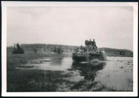 1937 A magyar fejlesztésű Toldi harckocsi tereppróbán Pleskott Rezső fejlesztőmérnökkel, fotó, sarkán kis törésnyom, 6×8,5 cm