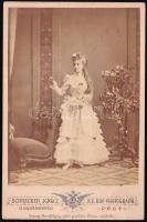 cca 1870 Baronesse Rudnyánszky Ilona Blumenmädchen, keményhátú fotó Schrecker Ignácz pesti műterméből, koronás-címeres verzóval, 17x11 cm
