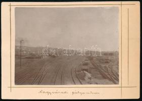 1914 Az erdélyi Nagyvárad pályaudvara, fotó kartonra ragasztva, feliratozva, szép állapotban, 7,5×10 cm