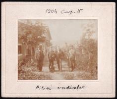 1904 Vadászok a pilisi vadászlak előtt, feliratozott fotó kartonon, szép állapotban, 8×10 cm