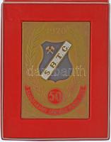 1970. "50 éves a Salgótarjáni Bányász TC - SBTC" festett bronz plakett eredeti dísztokban (91x131mm). A Salgótarjáni Bányász Nógrád vármegye nagy múltú klubja. 1935-ben mutatkozott be az I. osztályban, akkor még csak egy idényre, ám 1940-től gyakorlatilag három szezont kivéve egészen 1980-ig az NB I. tagja volt. 1980-ban kiestek az NB I-ből, ezzel kezdetét vette a leépülés és a lassú süllyedés; 1988-ban az NB II-ből is búcsúztak. Ide még 1993-ban visszajutottak öt szezon erejéig, ám az ezredfordulóra már csak a negyed-, majd az ötödosztályban gyűjtötték a pontokat. A fekete-fehér bányászcsapat jelenleg a vármegyei I. osztály és az NB III. között ingázik. T:AU
