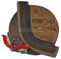 1984. V. Nyíregyházi Sporthetek / 1984. május bronz emlékplakett nemzetiszín szalaggal eredeti, sérült tokban (~80x100mm) T:XF