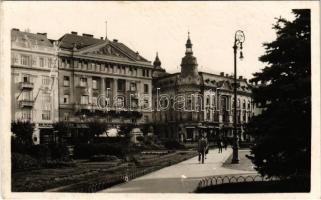 Kolozsvár, Cluj; Mátyás király téri részlet, üzletek / square, shops