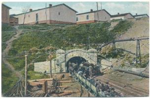 Nyitrabánya, Handlová, Krickerhau; Bánya vasút, iparvasút, bányászok ülnek a csillékben. Foto Maksay / mine, industrial railway, mine carts with miners (EK)