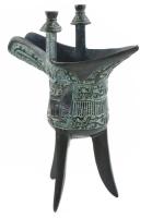 Ókori kínai Shang dinasztia bronz a jue edény gyűjtői másolata. A jue edény, borivásra szolgáló szertartási edény az ókori kínában. Díszdobozban, hozzá feliratos talpazattal 16 cm