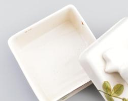 Masnis fajansz edény. Máz alatti festéssel. Jelzés nélkül, mázrepedésekkel 13x13 cm