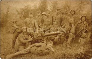 Első világháborús osztrák-magyar katonák gépfegyverrel / WWI K.u.k. Hungarian military, soldiers with machine gun. photo (lyukak / pinholes)