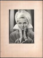 cca 1960 Hölgy divatos fejfedőben, kartonra kasírozott fotó Szipál budapesti műterméből, hátoldalán pecséttel jelzett, 23,5×17 cm