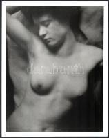 Jelzés nélkül: Női akt. Nagyméretű fotó, a hátoldalon feliratozott: Ausstellung Internationale Aktfotos Nr. 76. Sarkain és hátoldalán felületi sérülésekkel, 30,5x23,5 cm