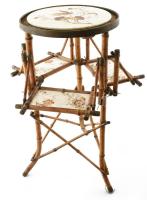 Dekoratív bambusz etagere, 4 db porcelán matricás virágos dekorral díszített lappal, m: 78 cm, porcelán lap d: 30 cm és 11x20 cm, alsó porcelán lapok alján formaszámmal (?) jelzett, felső porcelán lap laza és feltehetően pótolt, kopásnyomokkal, egyik alsó porcelán lap sérült, bambusz felépítmény részben laza. CSAK SZEMÉLYES ÁTVÉTEL!