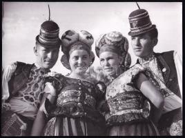 cca 1930-1940 Szendrő István (1908-2000): Matyók, mezőkövesdi népviselet, pecséttel jelzett fotó, 17,5×21 cm